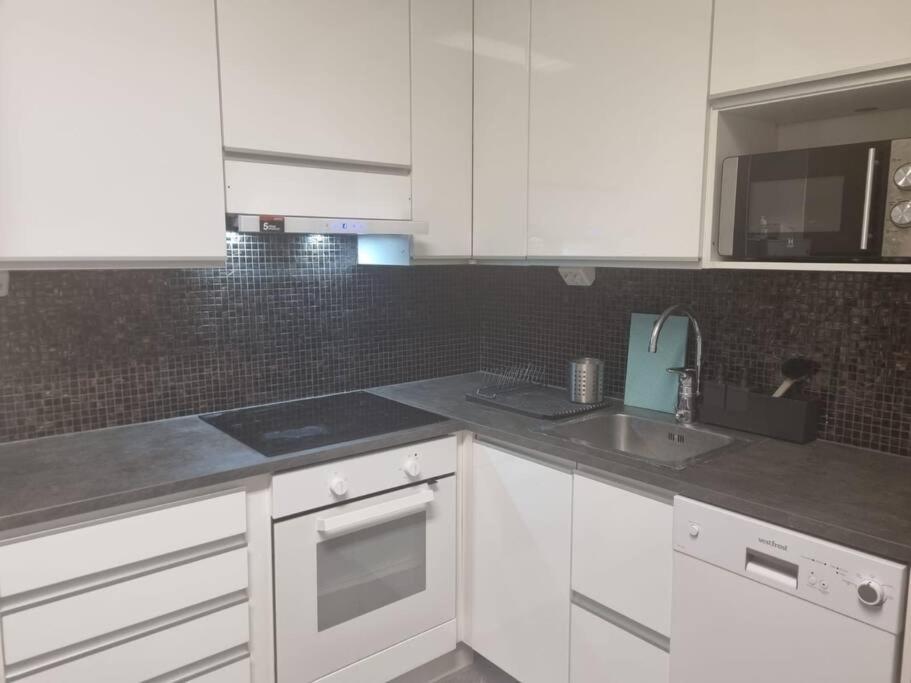 Apartment In The City Center โรวานิเอมิ ภายนอก รูปภาพ